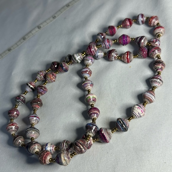 Long gorgeous pink tone paper bead necklace - Picture 6 of 7
